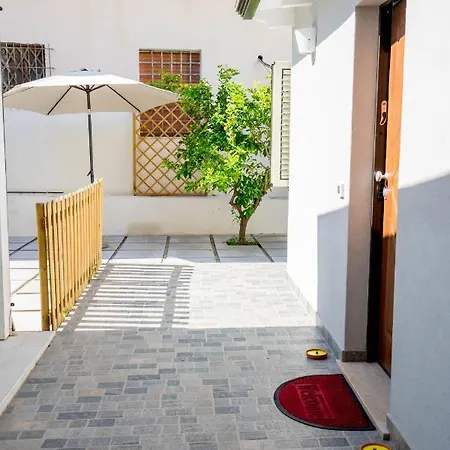 Garden House Apartment *